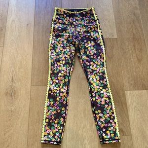 IVL colorful flower leggings. Yellow scallops on the sides and top.